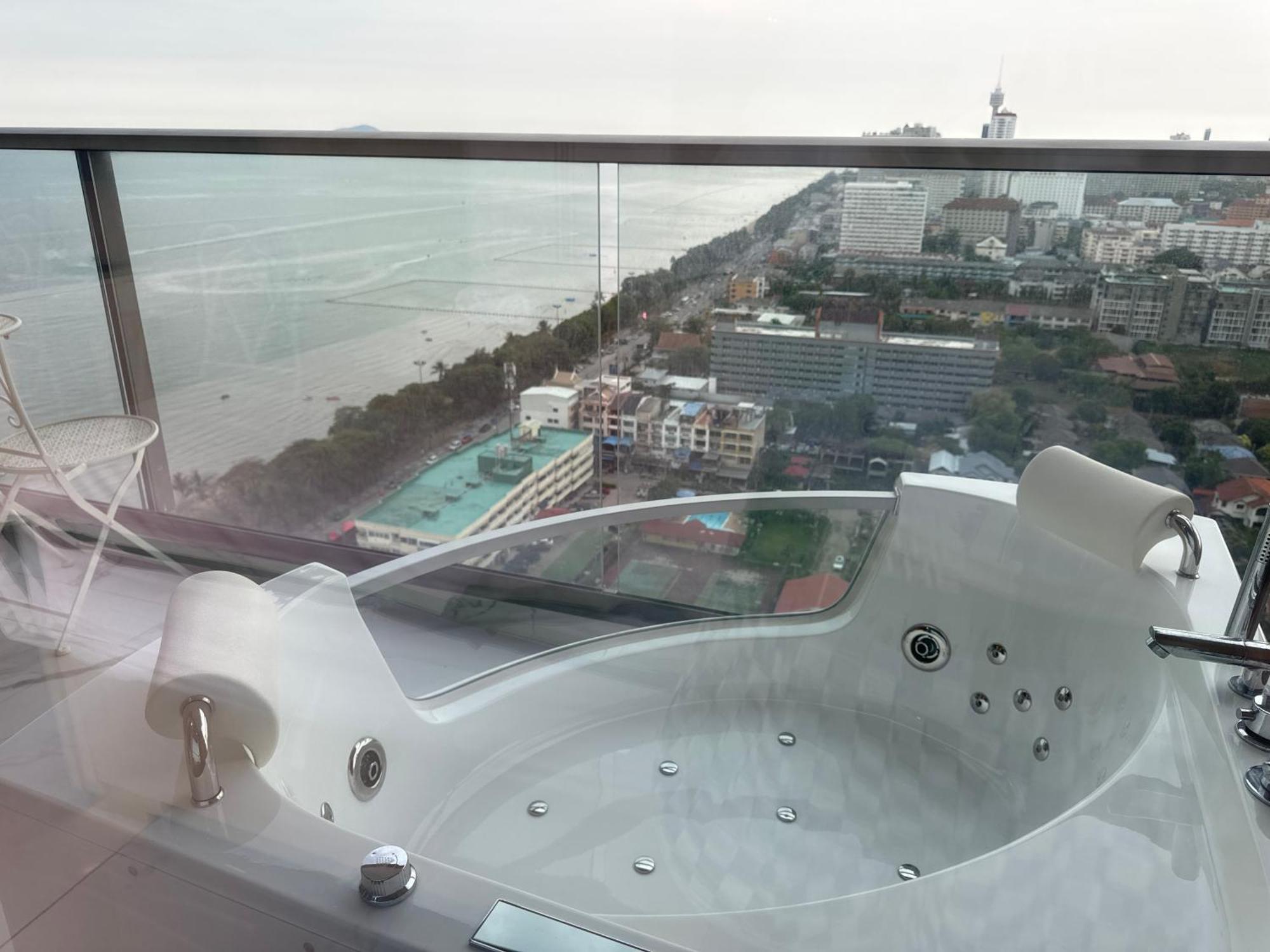 Copacabana Beach Jomtien 科帕卡巴纳海乔木提安海滩毗邻乔木提安夜市 Екстериор снимка